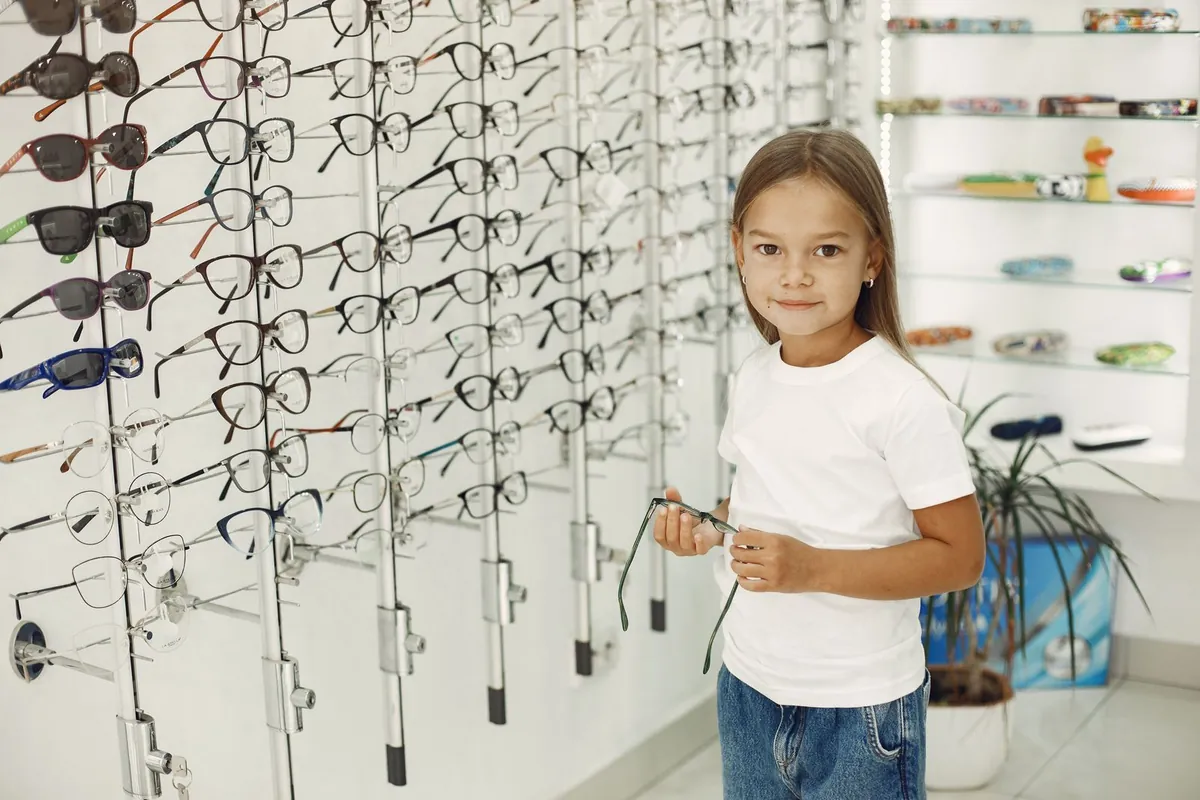 Niña eligiendo lentes en la óptica